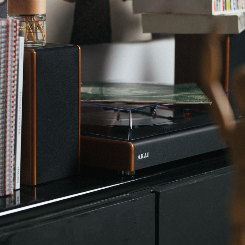 Akai ATT-240SP Πικάπ με Bluetooth, USB, προστατευτικό κάλυμμα και ηχεία Hi-Fi – 2 x 10W - Image 21