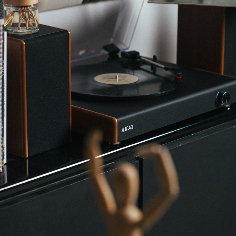 Akai ATT-240SP Πικάπ με Bluetooth, USB, προστατευτικό κάλυμμα και ηχεία Hi-Fi – 2 x 10W - Image 6